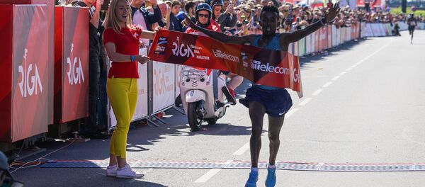 Rīgas maratona uzvarētājs – Cedats Aijana no Etiopijas Rīgas maratona uzvarētājs – Cedats Aijana no Etiopijas - Sputnik Latvija