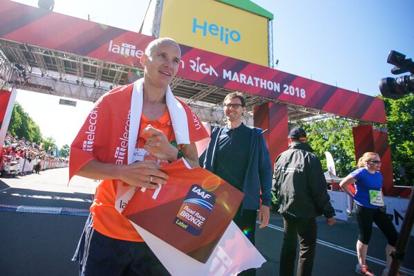 Среди латвийцев в Рижском марафоне лучшим оказался Валерий Золнерович, финишировавший седьмым - Sputnik Латвия