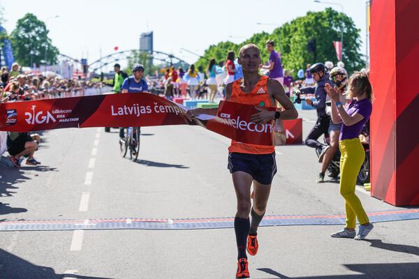 Среди латвийцев в Рижском марафоне лучшим оказался Валерий Золнерович, финишировавший седьмым Среди латвийцев в Рижском марафоне лучшим оказался Валерий Золнерович, финишировавший седьмым - Sputnik Латвия