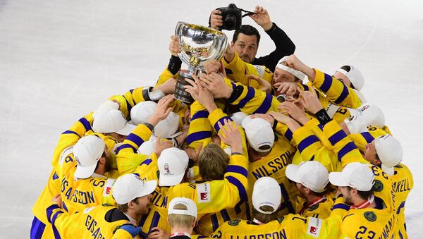 Игроки сборной Швеции на церемонии награждения после окончания финального матча чемпионата мира по хоккею между сборными командами Швеции и Швейцарии. - Sputnik Латвия