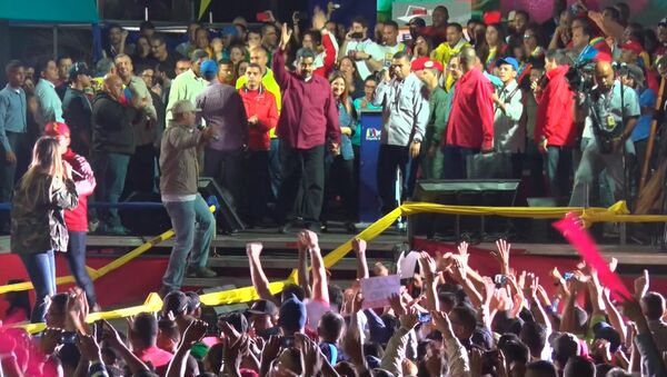 Сторонники Мадуро танцуют и поют во время выступлении переизбранного президента - Sputnik Латвия
