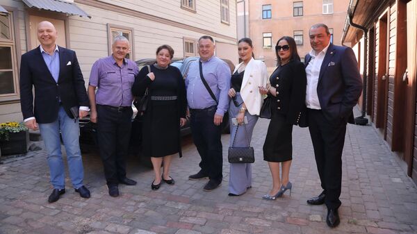 Гости на открытии театральной гостиной: в центре Игорь Зуев, Евгений Куренной (второй слева), Нормунд Рудевич (первый справа) Гости на открытии театральной гостиной: в центре Игорь Зуев, Евгений Куренной (второй слева), Нормунд Рудевич (первый справа) - Sputnik Латвия