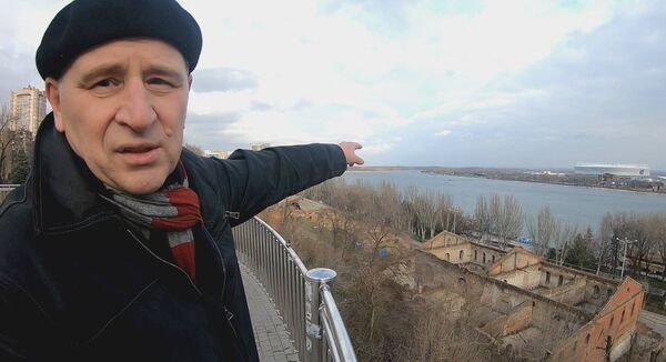 Ростов-на-Дону. Местный энтузиаст-краевед Борис показывает стадион Ростов-на-Дону. Местный энтузиаст-краевед Борис показывает стадион - Sputnik Латвия