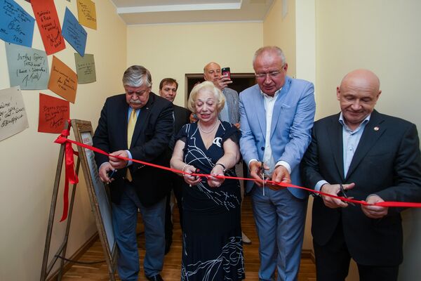 Посол России в Латвии Евгений Лукьянов и сестра Михаила Задорнова Людмила - Sputnik Латвия