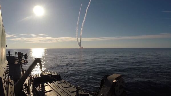 Запуск ракеты Булава по полигону Кура с подводного крейсера Юрий Долгорукий в Белом море - Sputnik Латвия