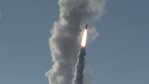 Запуск ракеты Булава по полигону Кура с подводного крейсера Юрий Долгорукий в Белом море - Sputnik Латвия
