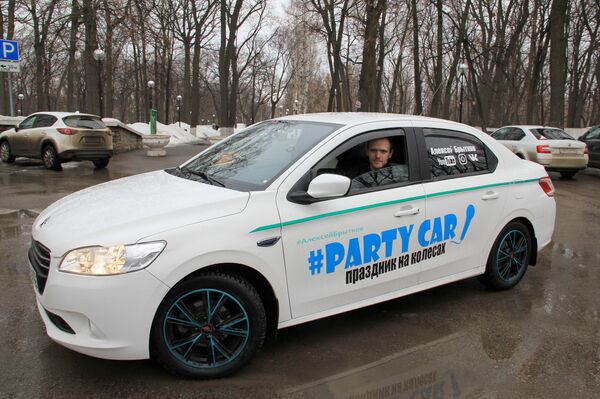 Караоке-такси Party Car и его владелец Алексей - Sputnik Латвия