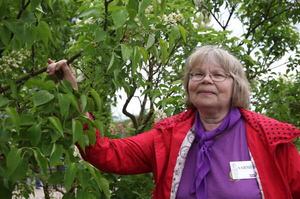 За сиреневую науку в Добеле отвечает Сармите Страутиня - Sputnik Латвия