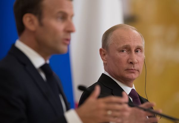Президент РФ Владимир Путин и президент Франции Эмманюэль Макрон на пресс-конференции по итогам встречи в Константиновском дворце в Стрельне. - Sputnik Латвия