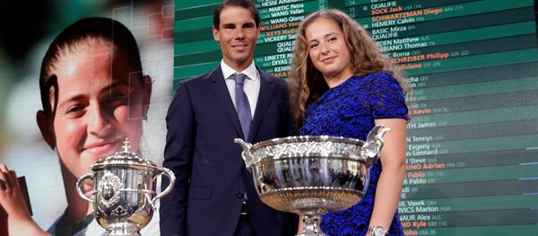 Действующие победители Roland Garros испанец Рафаэль Надаль и латвийка Елена Остапенко на церемонии жеребьевки 24 мая 2018 года - Sputnik Латвия