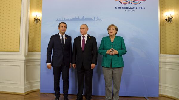 Президент Франции Эммануэль Макрон, президент РФ Владимир Путин, канцлер Германии Ангела Меркель (слева направо), архивное фото - Sputnik Latvija