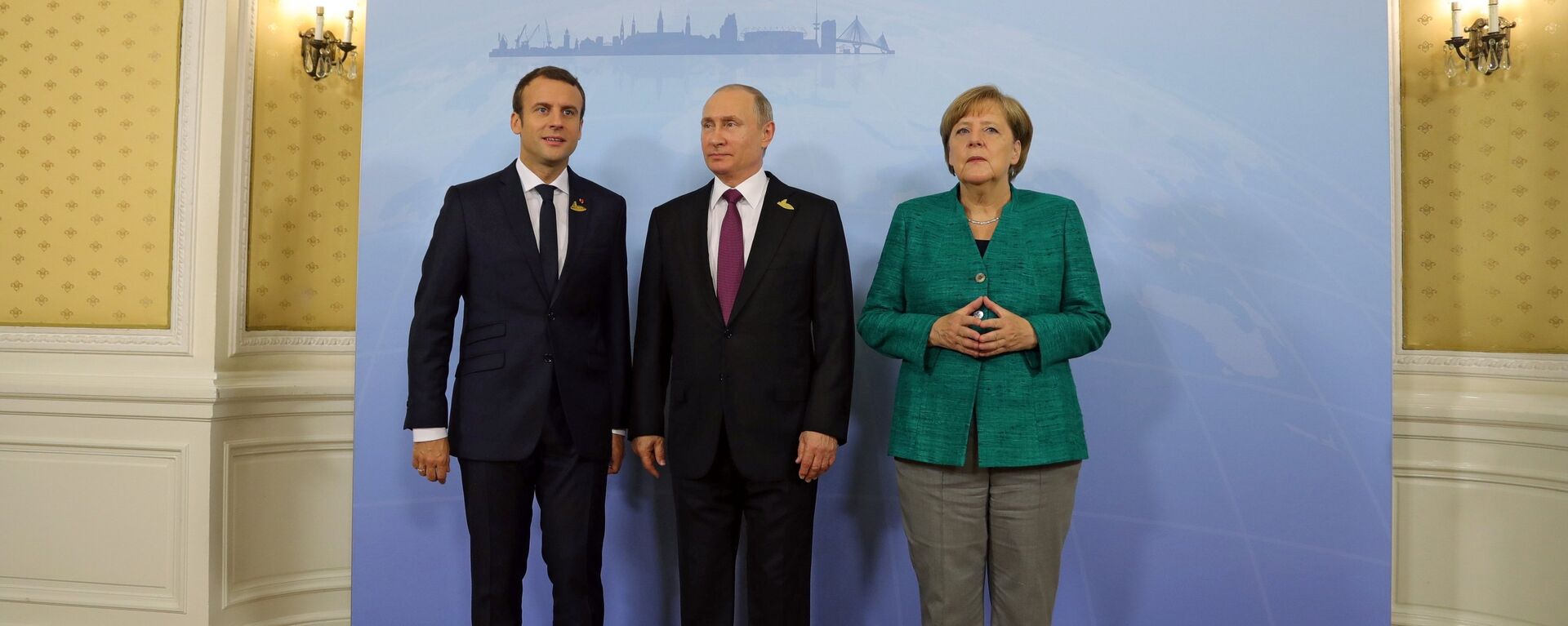 Президент Франции Эммануэль Макрон, президент РФ Владимир Путин, канцлер Германии Ангела Меркель (слева направо), архивное фото - Sputnik Latvija, 1920, 02.04.2021