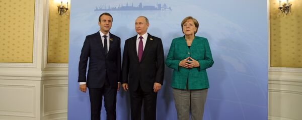 Президент Франции Эммануэль Макрон, президент РФ Владимир Путин, канцлер Германии Ангела Меркель (слева направо), архивное фото Президент Франции Эммануэль Макрон, президент РФ Владимир Путин, канцлер Германии Ангела Меркель (слева направо), архивное фото - Sputnik Latvija