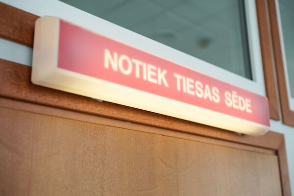 Табличка Идет заседание суда Табличка Идет заседание суда - Sputnik Латвия