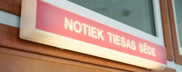 Табличка Идет заседание суда - Sputnik Latvija