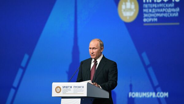 Президент РФ В. Путин принял участие во втором дне работы ПМЭФ - 2018 - Sputnik Латвия