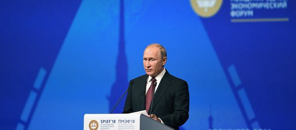 Президент РФ В. Путин принял участие во втором дне работы ПМЭФ - 2018 - Sputnik Латвия