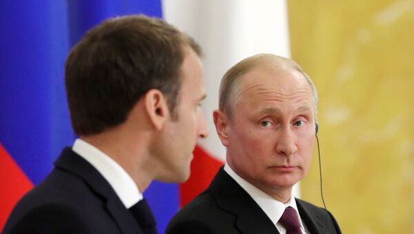 Президент РФ Владимир Путин и президент Франции Эммануэль Макрон на ПМЭФ-2018 - Sputnik Латвия
