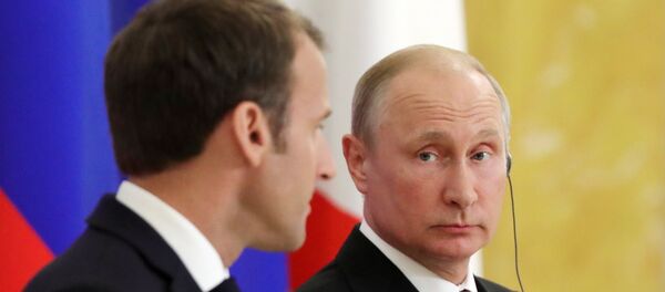 Президент РФ Владимир Путин и президент Франции Эммануэль Макрон на ПМЭФ-2018 - Sputnik Латвия