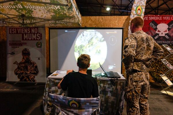 На стенде латвийской армии можно пострелять из пушки в виртуальном мире - Sputnik Латвия