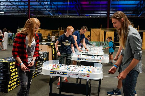 Настольному хоккею нашлось место среди клавиатур, мониторов и систем виртуальной реальности - Sputnik Латвия