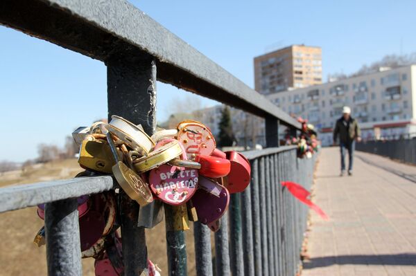 Символ крепкой любви на ограде моста в Нижнем Новгороде Символ крепкой любви на ограде моста в Нижнем Новгороде - Sputnik Латвия