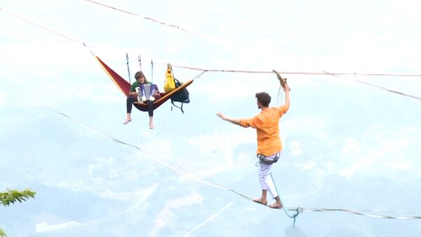 Mūzika debesīs: franču grupa sarīko uzstāšanos 1400 metru augstumā - Sputnik Latvija
