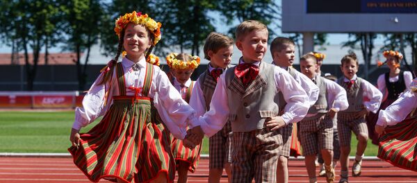 Выступление детского танцевального коллектива на стадионе Даугава в преддверии Праздника песни и танца - Sputnik Latvija