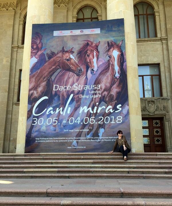 Латвийская художницая Даце Штраус и афиша ее выставки перед Музейным центром в Баку - Sputnik Латвия