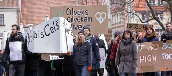 Участники шествия в поддержку беженцев в Риге - Sputnik Латвия