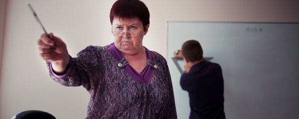 Преподаватель математики во время урока Преподаватель математики во время урока - Sputnik Latvija