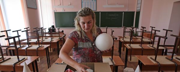 Учитель в классе математики Учитель в классе математики - Sputnik Latvija