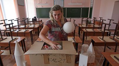 Учитель в классе математики