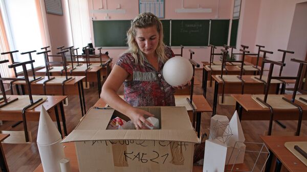 Учитель в классе математики - Sputnik Latvija