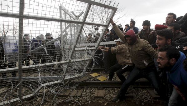 Мигранты пытаются обрушить часть границы во время акции протеста - Sputnik Латвия