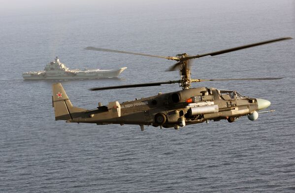 Вертолет Ка-52К и тяжелый авианесущий крейсер Адмирал Кузнецов в Средиземном море - Sputnik Латвия