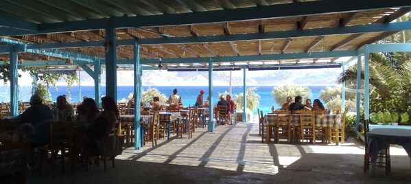 Гостеприимная и теплая Греция ждет гостей. На фото - одно из греческих кафе - Sputnik Латвия