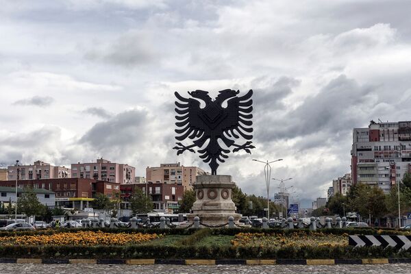 Тирана в Албании сегодня является одним из туристических центров. Город находится между Адриатическим побережьем и Албанскими Альпами. В городе есть канатная дорога, гора Дайти, с которой открываются панорамные виды, множество кафе и ресторанов, а также разнообразная архитектура - Sputnik Латвия