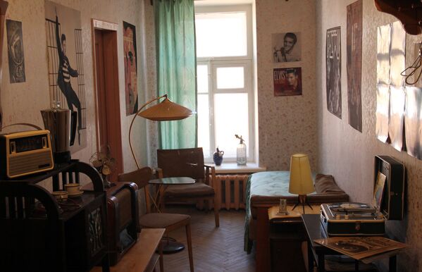 Интерьер комнаты коммунальной квартиры на выставке Коммунальный рай, или Близкие поневоле в Особняке Румянцева, Санкт-Петербург - Sputnik Латвия
