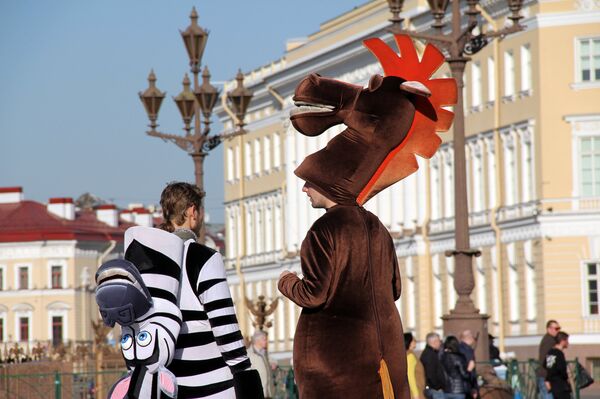 Ростовые куклы для фотографирования с туристами на улицах Санкт-Петербурга Ростовые куклы для фотографирования с туристами на улицах Санкт-Петербурга - Sputnik Латвия