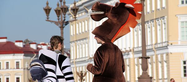 Ростовые куклы для фотографирования с туристами на улицах Санкт-Петербурга - Sputnik Латвия