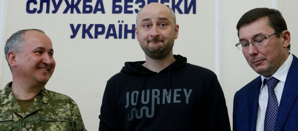 Российский журналист Бабченко (в центре), Генеральный прокурор Украины Луценко (справа) и начальник СБУ Грицак на брифинге в Киеве Российский журналист Бабченко (в центре), Генеральный прокурор Украины Луценко (справа) и начальник СБУ Грицак на брифинге в Киеве - Sputnik Латвия