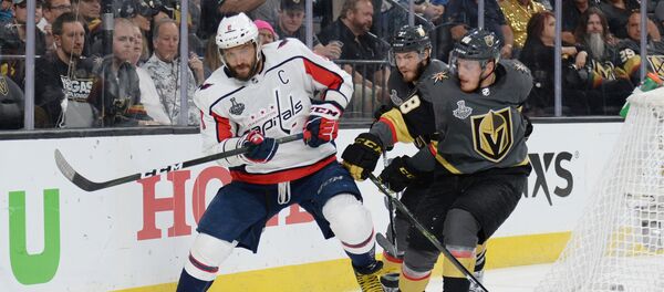 Левый крайний нападающий Вашингтон Кэпиталз Александр Овечкин сражается с защитником Вегас Голден Найтс Нэйтом Шмидтом во втором матче Кубка Стэнли - Sputnik Латвия