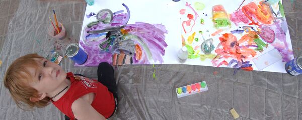 Ребенок рисует Ребенок рисует - Sputnik Latvija