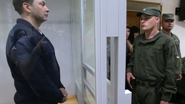 Руководитель портала РИА Новости Украина Кирилл Вышинский (слева) во время рассмотрения апелляции на арест в Херсонском зале суда - Sputnik Латвия