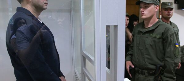 Руководитель портала РИА Новости Украина Кирилл Вышинский (слева) во время рассмотрения апелляции на арест в Херсонском зале суда Руководитель портала РИА Новости Украина Кирилл Вышинский (слева) во время рассмотрения апелляции на арест в Херсонском зале суда - Sputnik Latvija