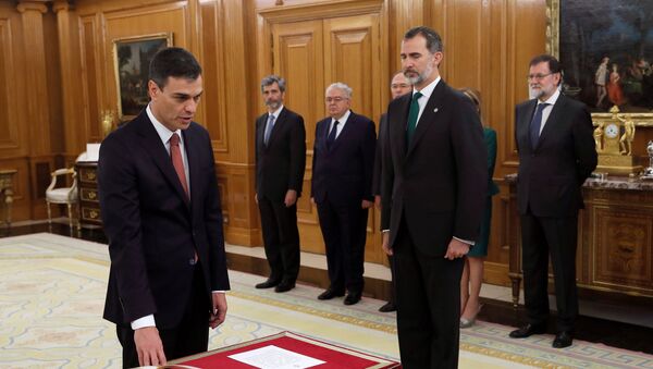 Новый премьер-министр Испании и лидер Социалистической рабочей партии Педро Санчес принес присягу в королевском дворце Сарсуэла. 2 июня 2018 г. - Sputnik Latvija
