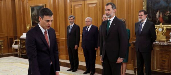 Новый премьер-министр Испании и лидер Социалистической рабочей партии Педро Санчес принес присягу в королевском дворце Сарсуэла. 2 июня 2018 г. - Sputnik Latvija