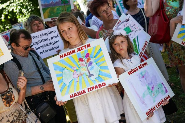 Krievu skolu aizstāvēšanas akcija Rīgā. 2018. gada 2. jūnijs - Sputnik Latvija