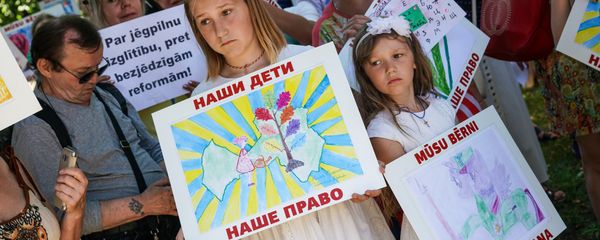 Акция в защиту русских школ в Риге. 2 июня 2018 г. Акция в защиту русских школ в Риге. 2 июня 2018 г. - Sputnik Латвия